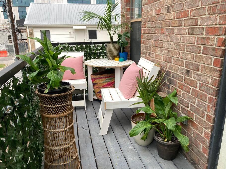 Luxury Greenhouse Studio Apartment ออสติน ภายนอก รูปภาพ